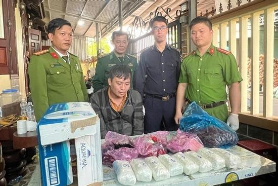 Bí mật trong những đòn giò chả trên chuyến xe qua biên giới