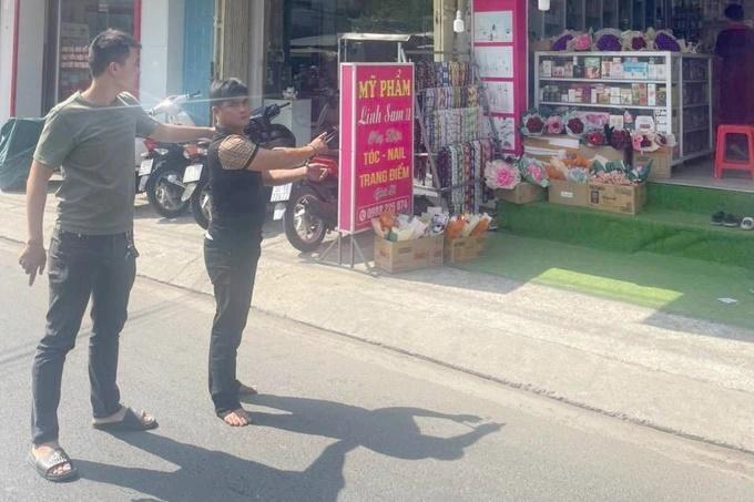 Bắt nghi phạm móc điện thoại, kéo lê người phụ nữ trên đường-3