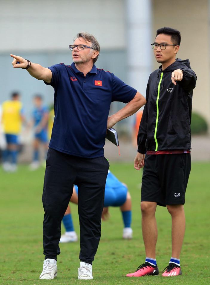 HLV Philippe Troussier: Tôi không thích so sánh với ông Park-3