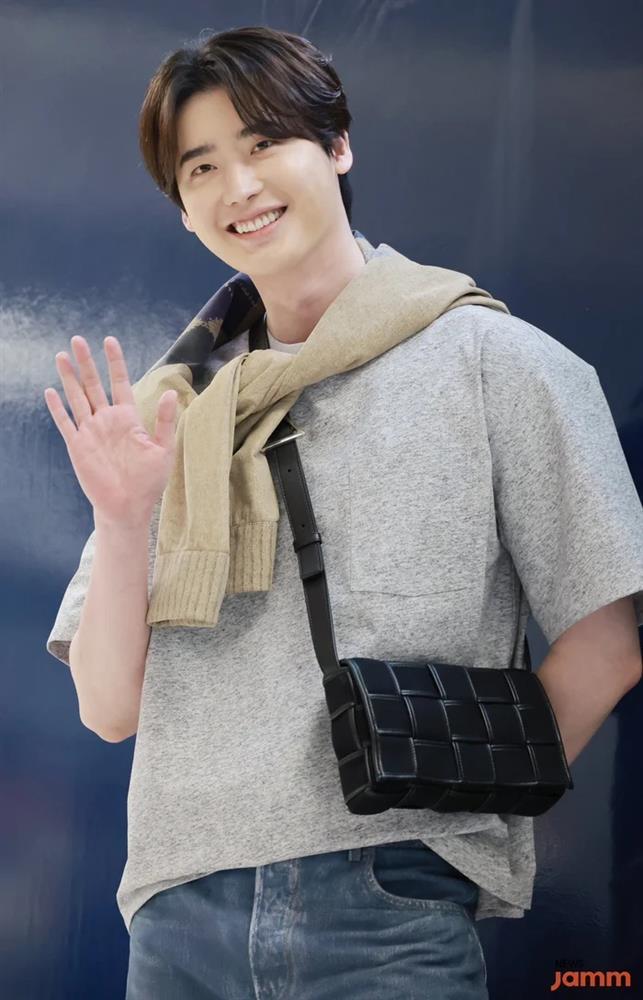 IU và Lee Jong Suk có túi đôi đắt bằng... chiếc ô tô-2