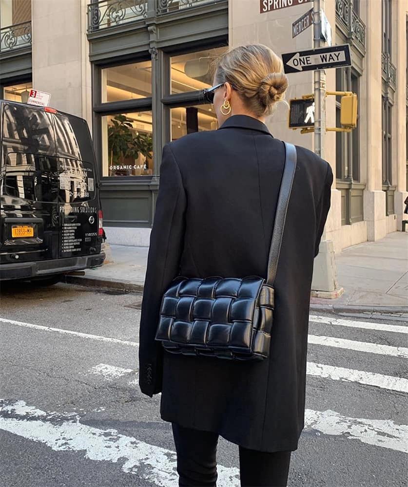 IU và Lee Jong Suk có túi đôi đắt bằng... chiếc ô tô-4