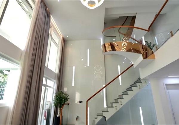 Căn nhà bề thế, đắt đỏ của vợ chồng Thu Trang - Tiến Luật-5