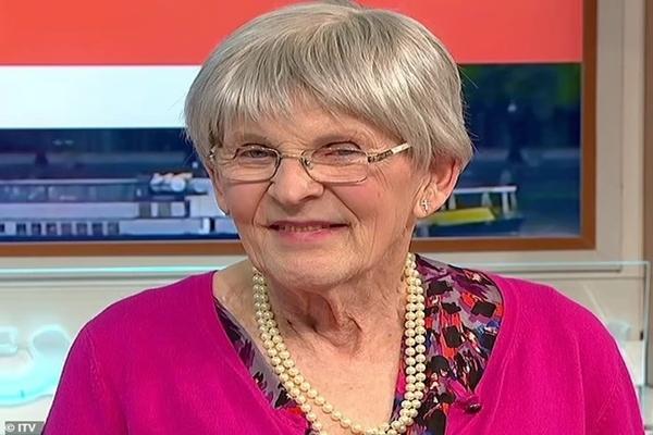 40 năm được vợ mua váy áo cho mặc, ông lão chuyển giới ở tuổi 80-1