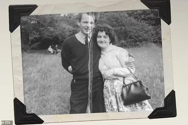 40 năm được vợ mua váy áo cho mặc, ông lão chuyển giới ở tuổi 80-2