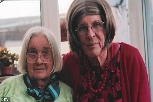 40 năm được vợ mua váy áo cho mặc, ông lão chuyển giới ở tuổi 80-4