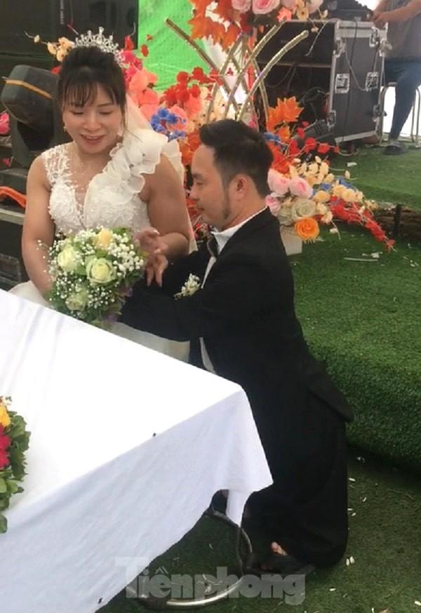 Đám cưới cổ tích của chú rể ‘hạt tiêu’ và cô dâu khiếm khuyết-3