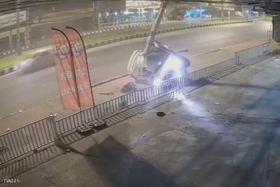 Clip: Lao vào cột điện, ô tô mất lái gãy đôi sau cú tông kinh hoàng