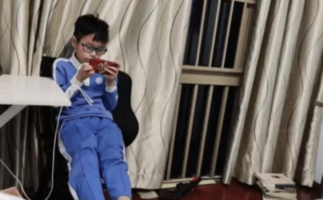 Tranh cãi bố ép con chơi game 17 tiếng/ngày không ngủ-1