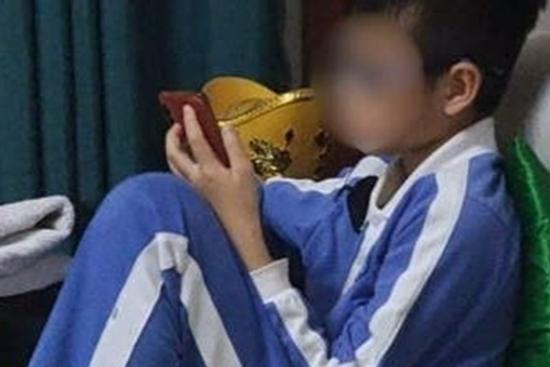 Tranh cãi bố ép con chơi game 17 tiếng/ngày không ngủ