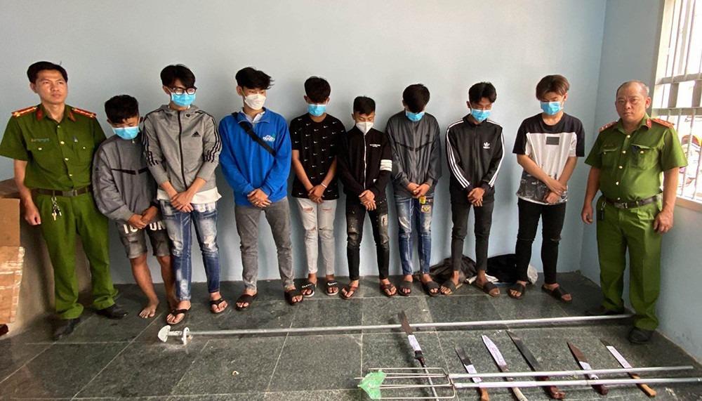 Bắt nhóm thanh thiếu niên mang hung khí hỗn chiến trên phố-1