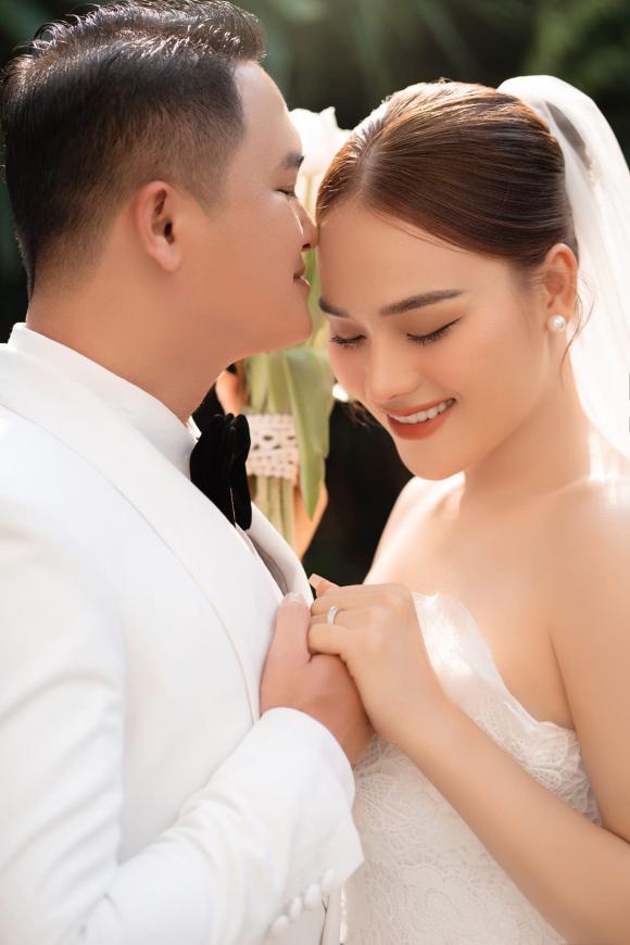 Thánh sún Thách Thức Danh Hài vàng đeo trĩu cổ trong ngày cưới-10