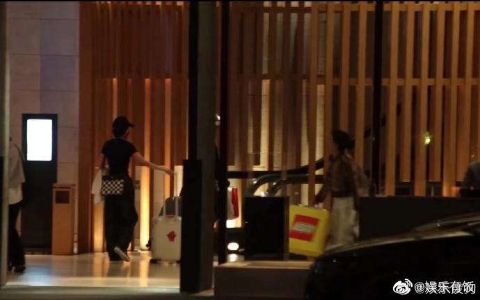 Dương Mịch đến thăm con gái sau nhiều năm-2