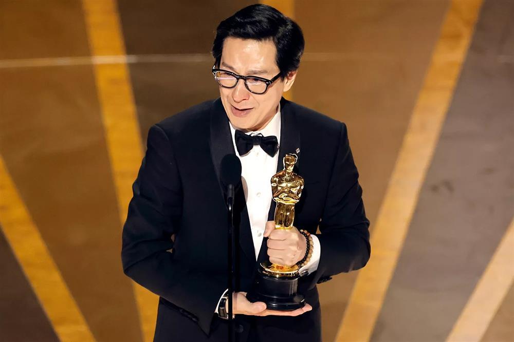 Diễn viên gốc Việt Quan Kế Huy khóc bên tượng vàng Oscar 2023-1