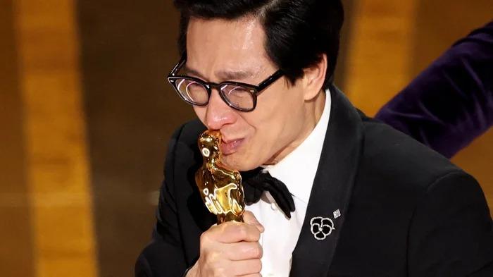 Diễn viên gốc Việt Quan Kế Huy khóc bên tượng vàng Oscar 2023-2