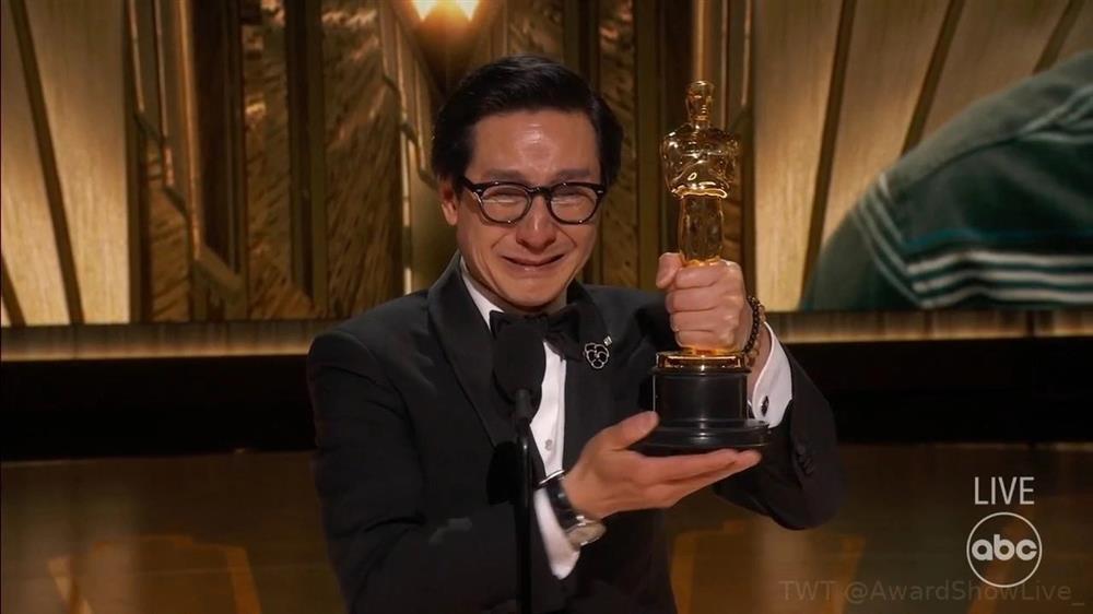 Diễn viên gốc Việt Quan Kế Huy khóc bên tượng vàng Oscar 2023-3