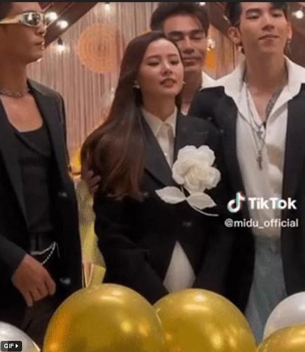 Midu phản ứng khi bị nghi mặc đồ rộng che vòng 2 lùm lùm-1