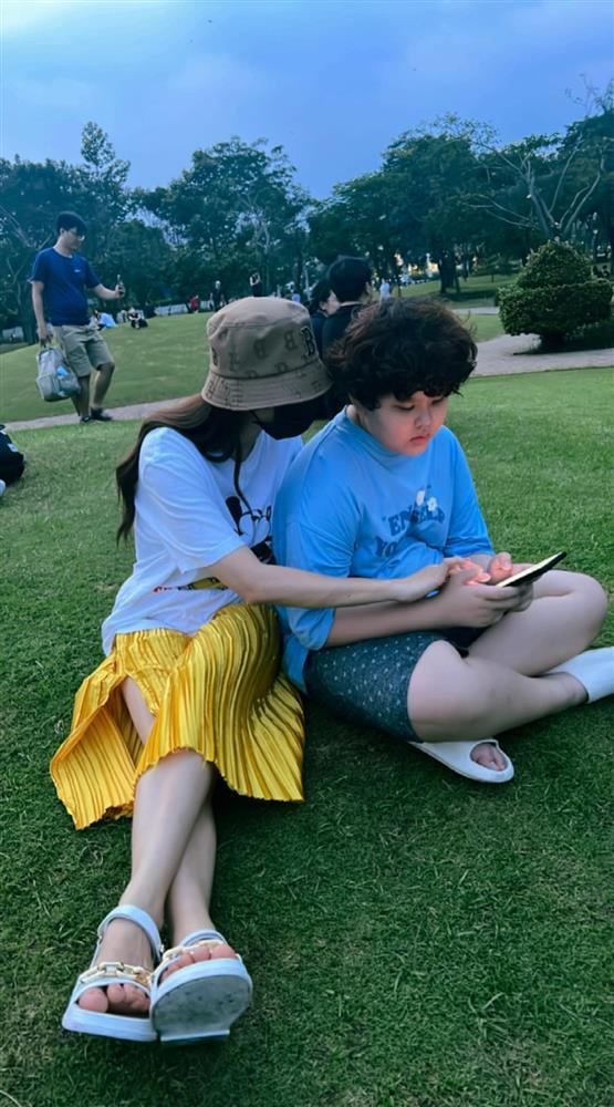 Con trai Trương Quỳnh Anh mới 11 tuổi đã cao lớn vượt mẹ-5