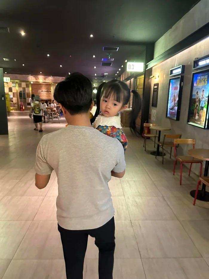 Cường Đô La lên tiếng khi bị hỏi sự riêng tư lúc đưa 2 con xem phim rạp-2