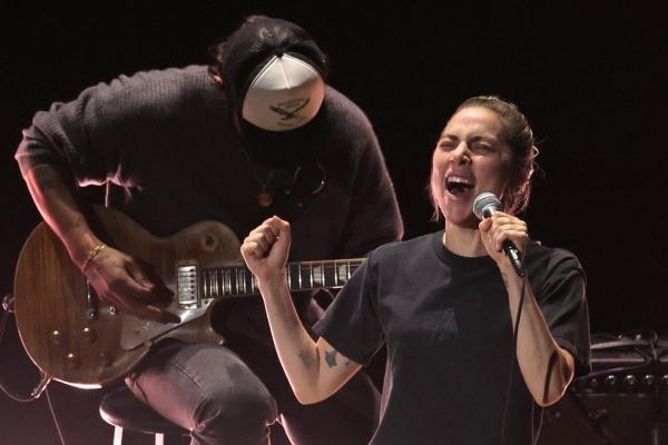 Lady Gaga cưỡng hôn phụ nữ giữa chốn đông người-2