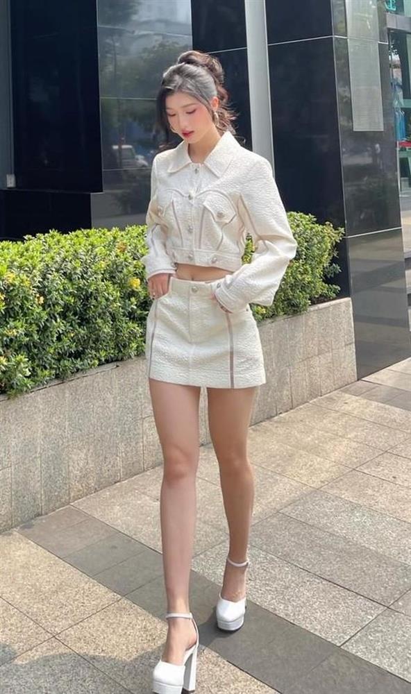 Á hậu Phương Nhi đổi gu thời trang để khoe khéo điểm cực phẩm này?-2