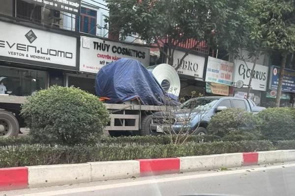 Cuộn thép hàng chục tấn rơi xuống đường đè bẹp ô tô con-2