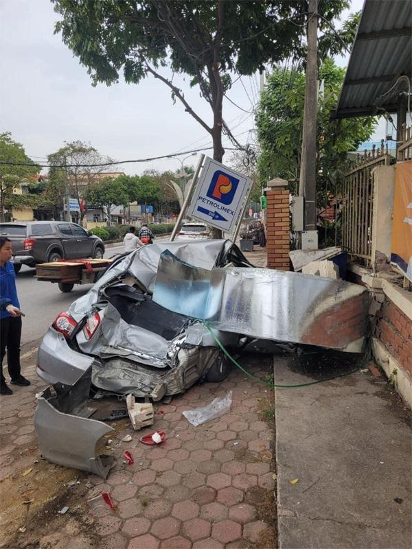 Cuộn thép hàng chục tấn rơi xuống đường đè bẹp ô tô con-1