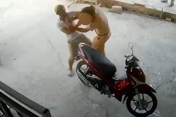 Người đàn ông say xỉn gặp CSGT báo bị đánh rồi... đánh luôn CSGT-1
