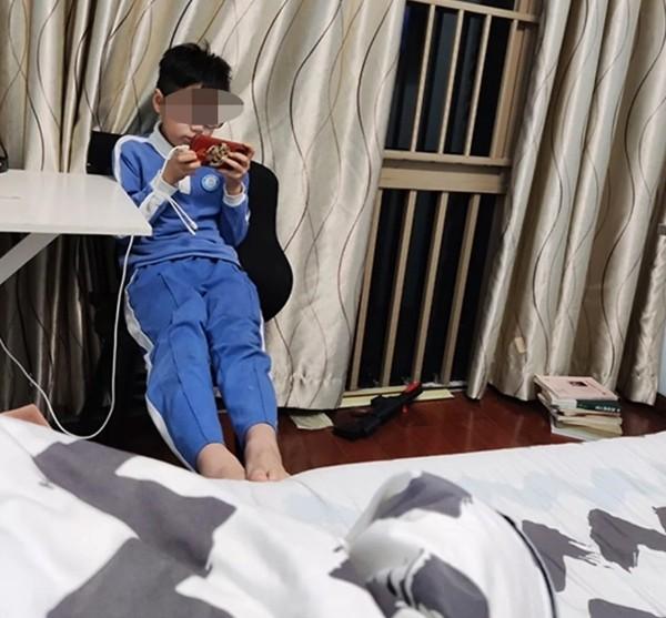 Con trai 11 tuổi nghiện game, bố tức giận bắt chơi 17 tiếng liên tiếp-1