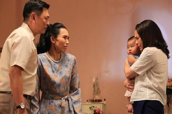 Cô giúp việc ôm đứa bé đến khóc lóc cầu cứu vợ chồng tôi-1