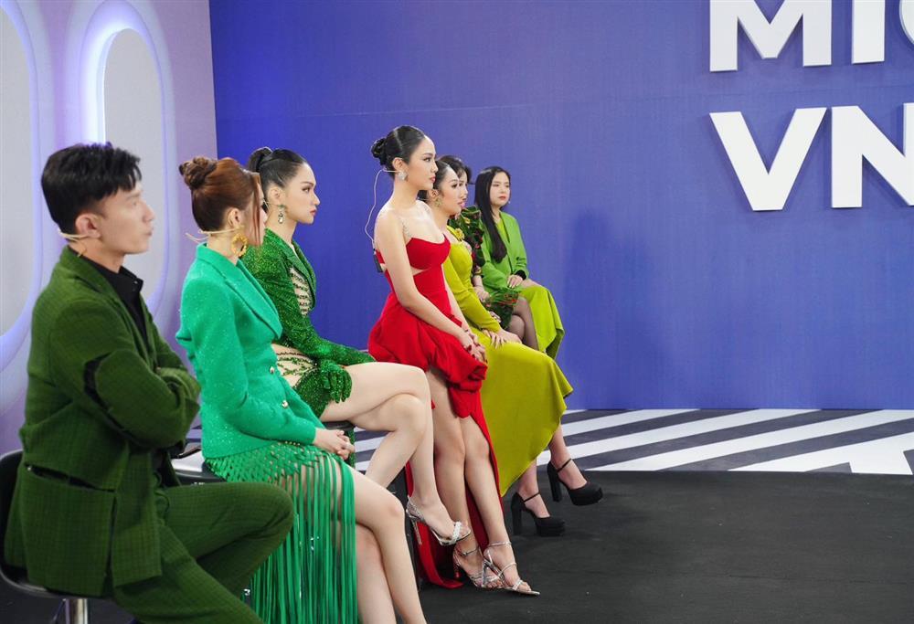 Thủy Tiên vô tình khiến tên tuổi Phạm Hương hot lại-2