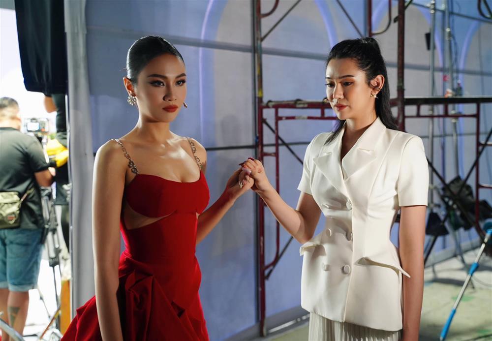 Thủy Tiên vô tình khiến tên tuổi Phạm Hương hot lại-3