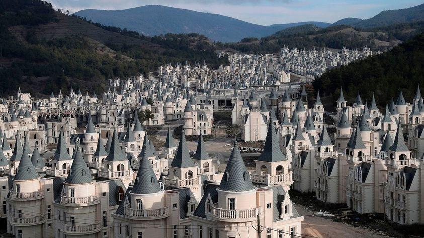 Khu nghỉ giới siêu giàu hóa thị trấn ma, 700 lâu đài Disney bị bỏ hoang-1