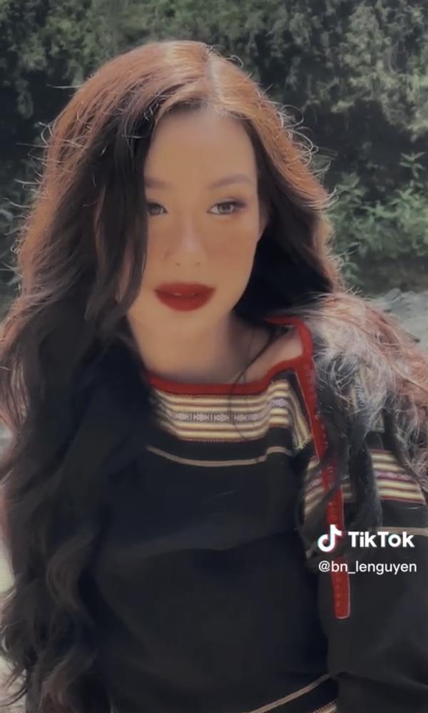 Hoa hậu 1m86 Bảo Ngọc được ví bản sao HHen Niê khi mặc đồ Ê-đê-1