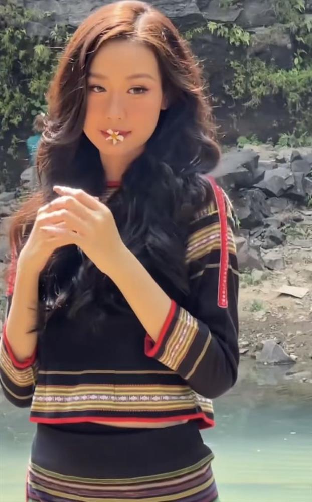 Hoa hậu 1m86 Bảo Ngọc được ví bản sao HHen Niê khi mặc đồ Ê-đê-2