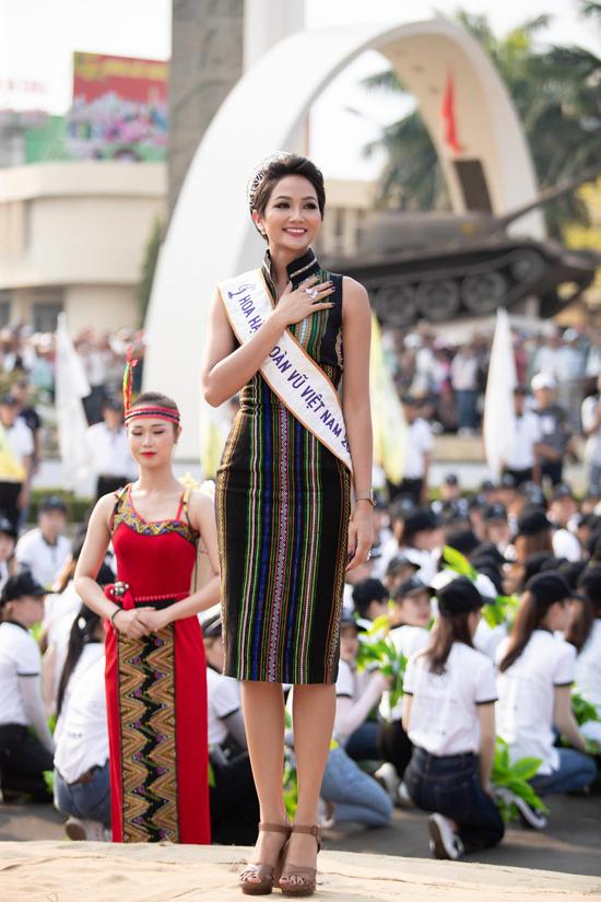 Hoa hậu 1m86 Bảo Ngọc được ví bản sao HHen Niê khi mặc đồ Ê-đê-9