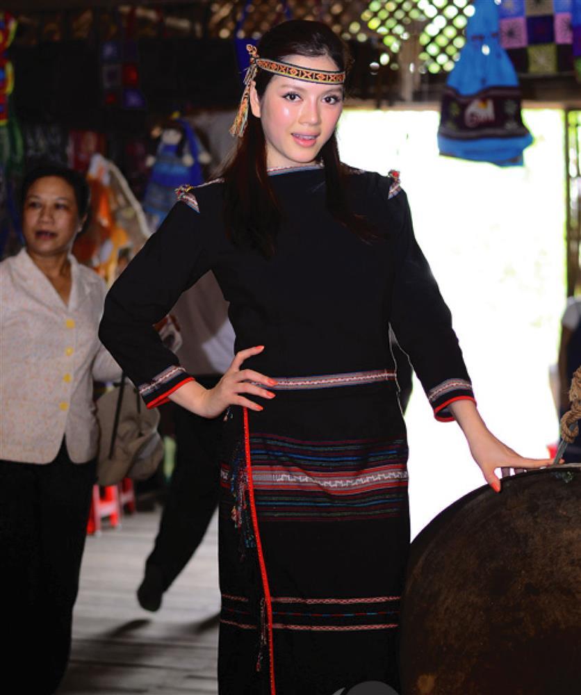Hoa hậu 1m86 Bảo Ngọc được ví bản sao HHen Niê khi mặc đồ Ê-đê-13