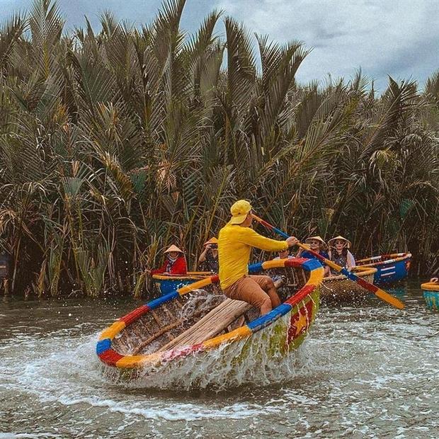 Chao đảo thuyền thúng miền Tây, du khách chơi xong tái mét mặt mũi-4