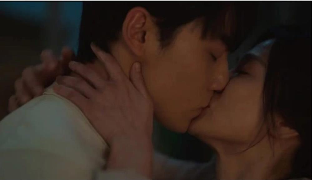 Song Hye Kyo gây tranh cãi vì yêu trai trẻ-2