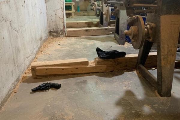 Mâu thuẫn yêu đương, chĩa súng bắn thiếu nữ 16 tuổi-1