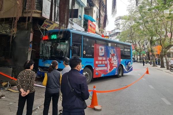 Tránh trẻ nhỏ, xe buýt lao vào quán bún chả trên phố Hà Nội-1