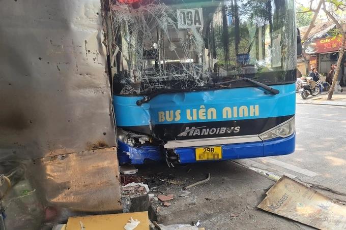 Tránh trẻ nhỏ, xe buýt lao vào quán bún chả trên phố Hà Nội-3