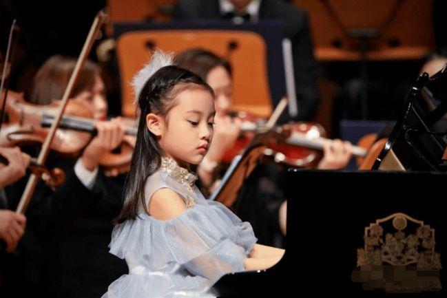 Con gái Giả Nãi Lượng - Lý Tiểu Lộ gây tranh cãi vì lớn trước tuổi-5