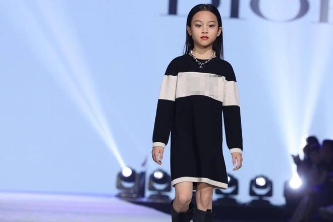 Con gái Giả Nãi Lượng - Lý Tiểu Lộ gây tranh cãi vì lớn trước tuổi-6