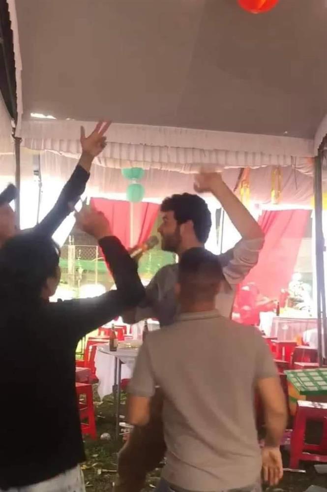 Anh Tây đi ngang đám cưới, nghe bài tủ liền xin vào quẩy cùng-1