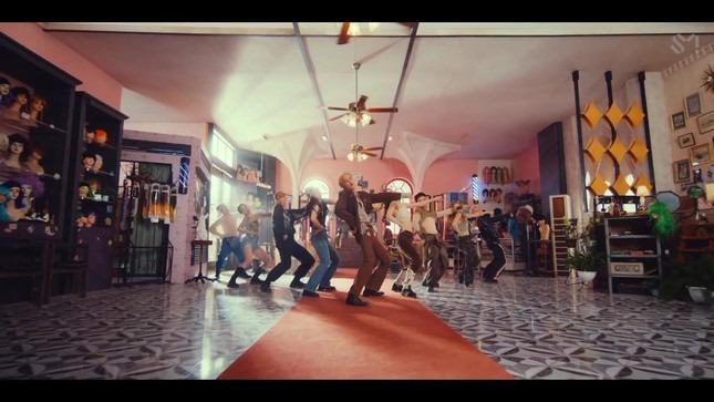 KAI tái xuất với hình tượng kẻ lang thang, cài cắm chi tiết về bản thân trong MV mới-3