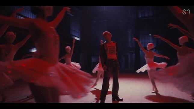 KAI tái xuất với hình tượng kẻ lang thang, cài cắm chi tiết về bản thân trong MV mới-5