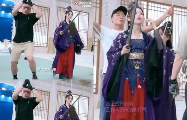 Dương Siêu Việt tự nhào lộn sau khi bị chê không chịu lăn xả-2