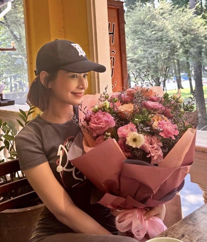 Trước đám cưới, Linh Rin bất ngờ tặng hoa và nhắn nhủ Chi Pu-1