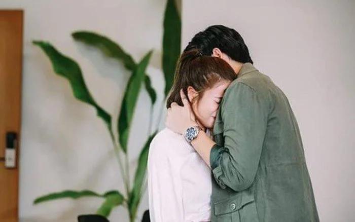 Đêm khuya, thấy vợ cặm cụi giặt quần áo trong nhà tắm mà tôi ngỡ ngàng-1