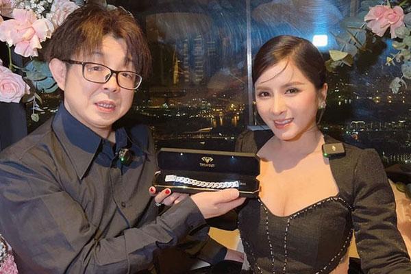 Bà Nhân Vlog bị chụp lén, nhan sắc ra sao qua cam thường?-6